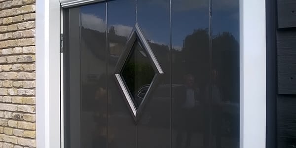 Detail van een gevelpaneel met coating in een bestaand gebouw