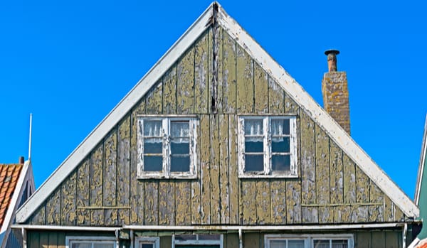 Houten gevel en dakkapel van een woning tijdens onderhoudsopname